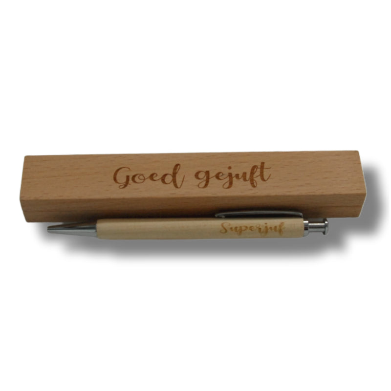 Balpen in doos. Op het doosje staat: Goed gejuft. Op de balpen staat: Superjuf.