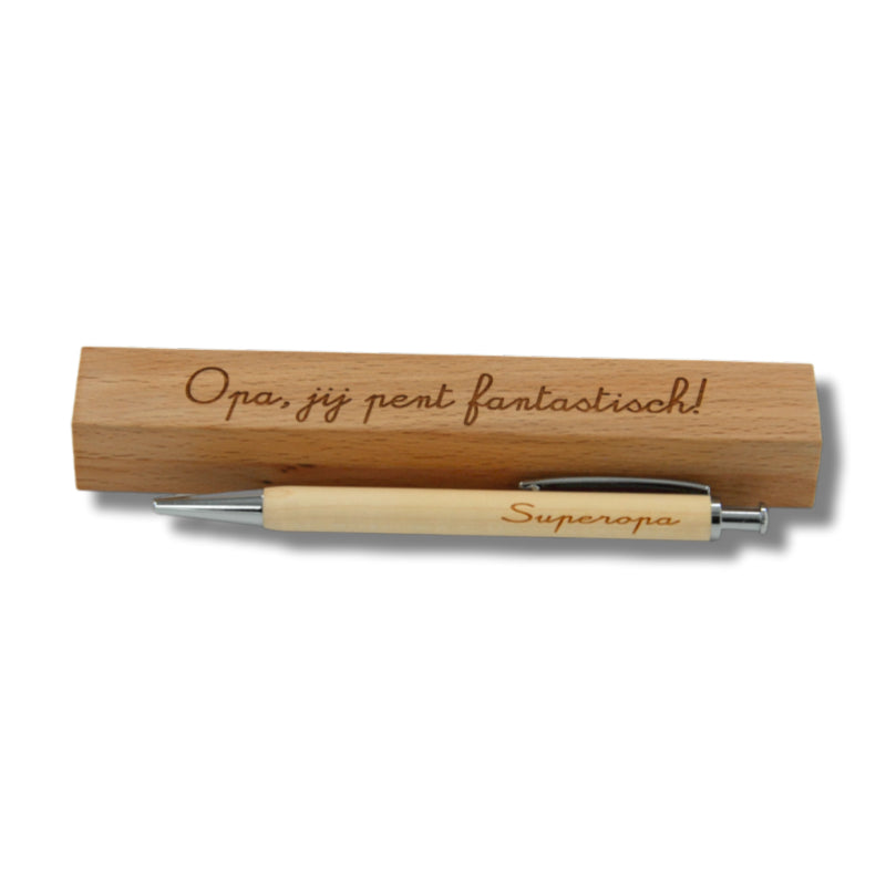 Balpen in doos. Op de doos staat: Opa, jij pent fantastisch! Op de balpen staat: Superopa. Een leuk cadeau voor je opa.