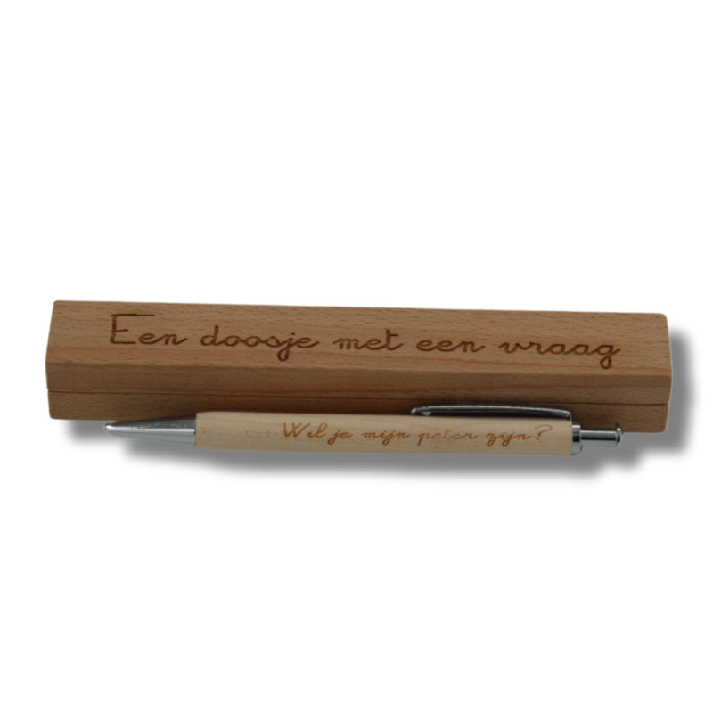 Balpen in doos. Op het doosje staat de tekst: een doosje met een vraag. Op de balpen staat: Wil je mijn peter zijn?