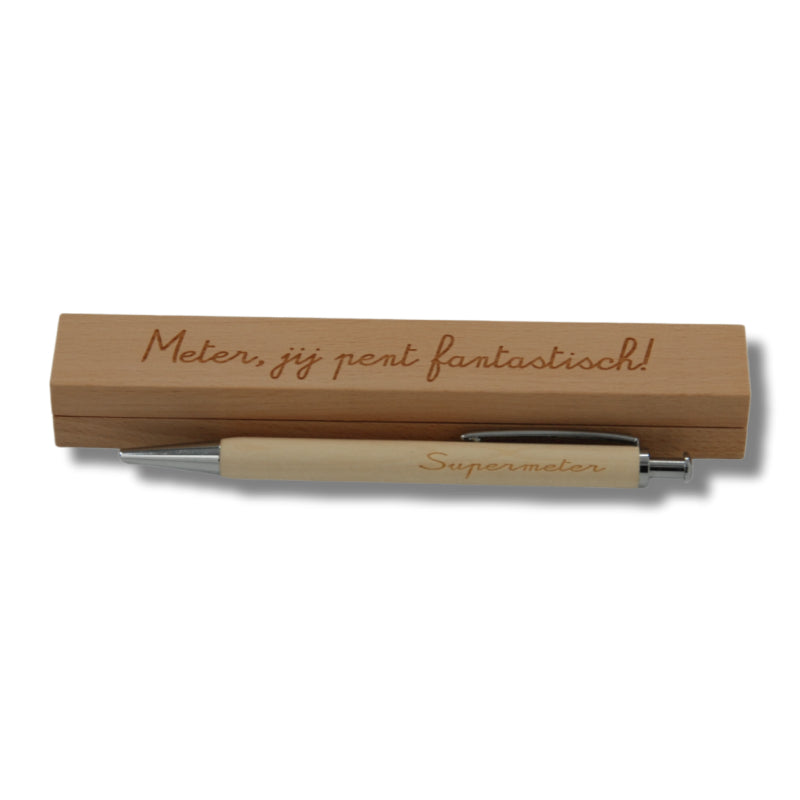 Balpen in doos. Op het doosje staat: Meter, jij pent fantastisch! Op de balpen staat: Supermeter. Een leuk cadeautje om je meter te bedanken.