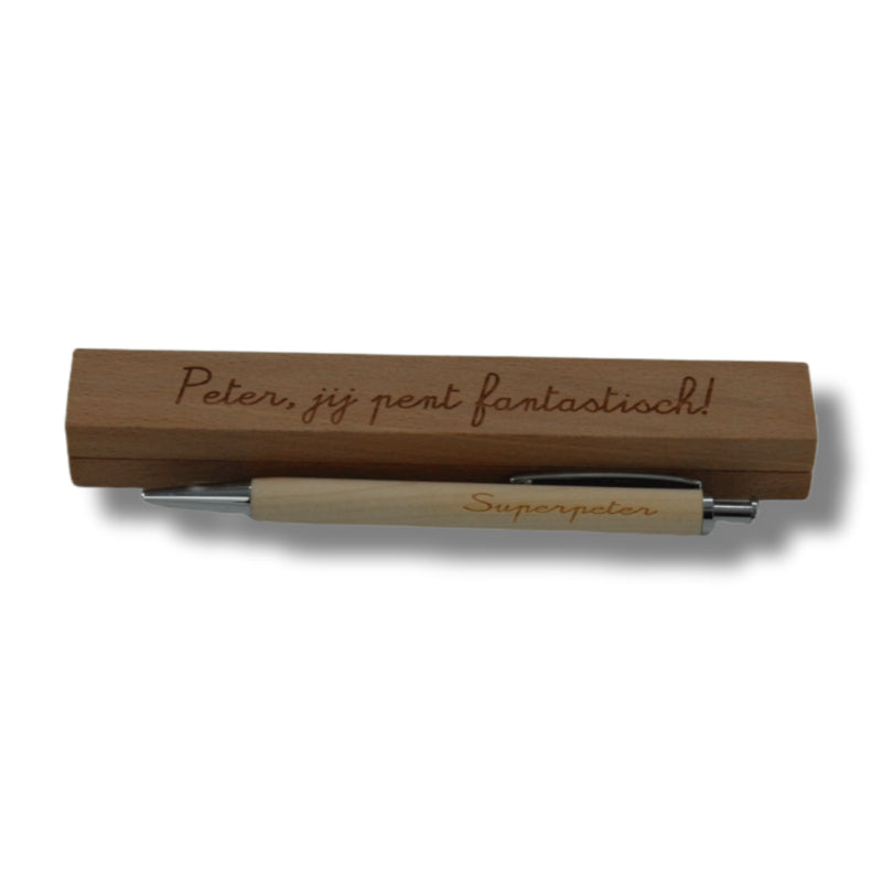 Balpen in doos. Op het doosje staat: Peter, jij pent fantastisch! Op de balpen staat: Superpeter. Heb jij een super peter dan is dit wel een leuk geschenkje voor hem.