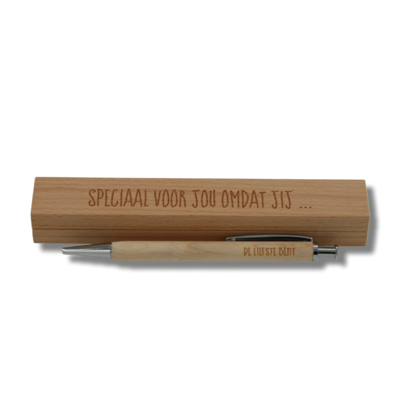 Balpen in doos. Een houten doosje met tekst: Speciaal voor jou omdat jij ... Op de balpen staat: de liefste bent. Zoek je een lief cadeautje voor iemand speciaal dan is dit wel ideaal.
