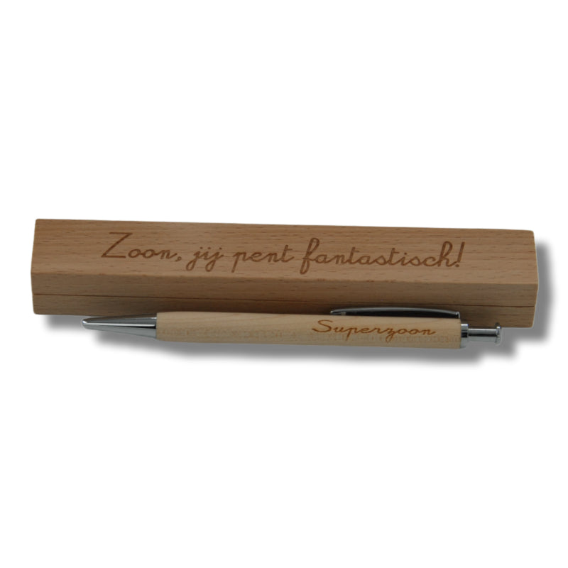 Balpen in doos. Op het houten doosje staat: Zoon, jij pent fantastisch! Op de balpen staat: Superzoon. Heb je een lieve zoon die altijd voor je klaar staat dan is dit wel ideaal cadeau.