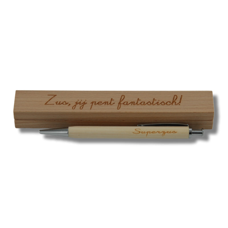 Balpen in doos. Houten doosje met tekst: Zus, jij pent fantastisch! Op de houten balpen staat: Superzus. Heb je de allerliefste zus. Gaat jouw zus voor je door het vuur dan verdient ze wel een attentie.