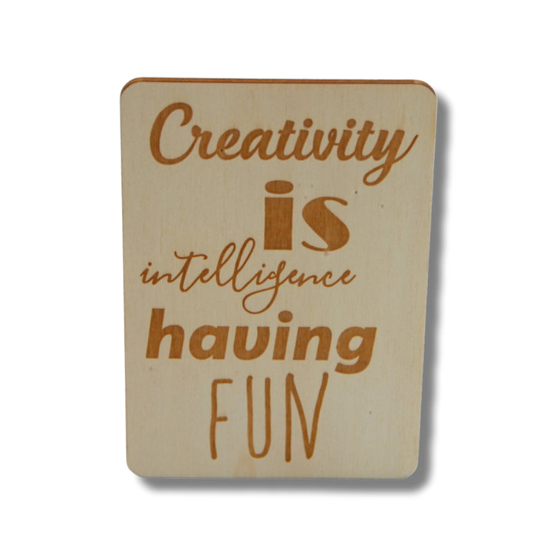 Houten kaart: creativity is intelligence having fun