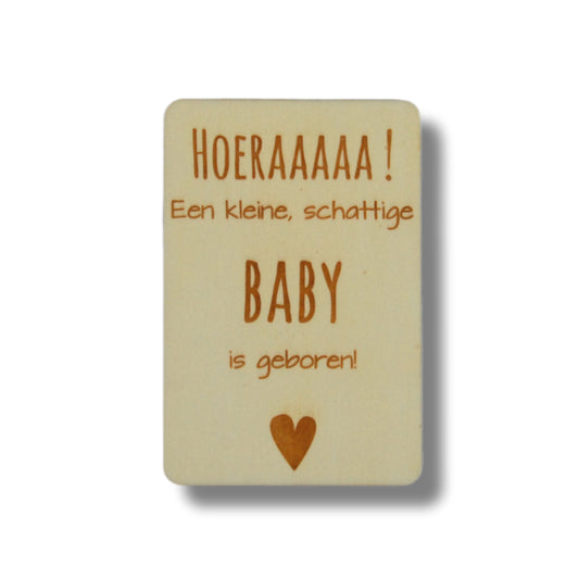 Houten kaart: hoeraaaa een kleine schattige baby is geboren